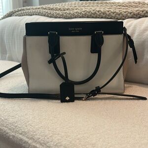 Kate Spade neutral mid-sized purse with shoulder strap.